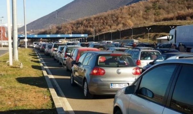 Kosovarët festojnë në Shqipëri/ Fluks udhëtarësh në pikën kufitare të Morinit