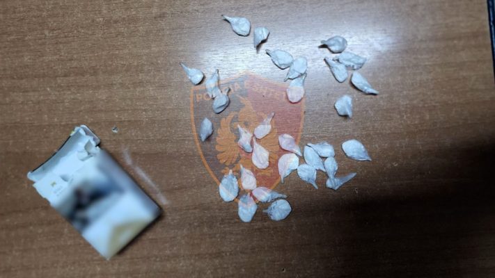 Kokainë e ndarë në doza dhe gati për ta shitur/ Arrestohen 2 të rinj në Tiranë
