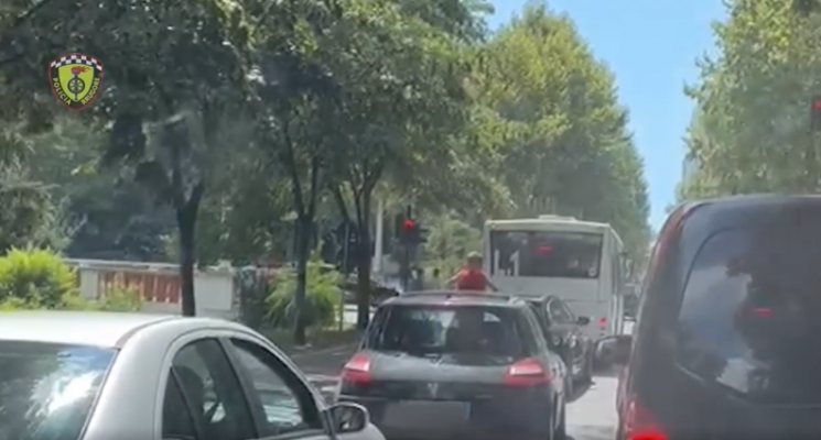 Fëmija del në baxhën e makinës/ E pëson shoferi në Tiranë, “i fluturon” patenta