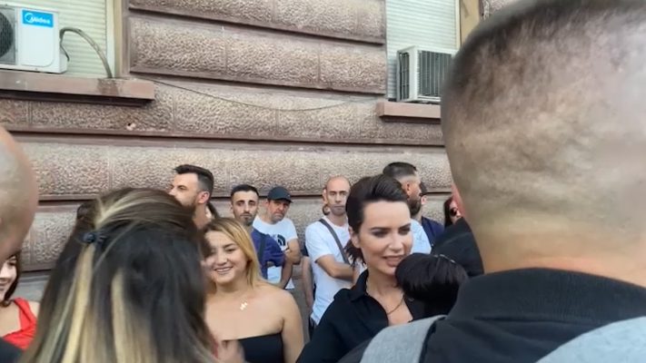 FOTOT/ Kush janë deputetët kritikë ndaj Berishës që iu bashkuan protestës