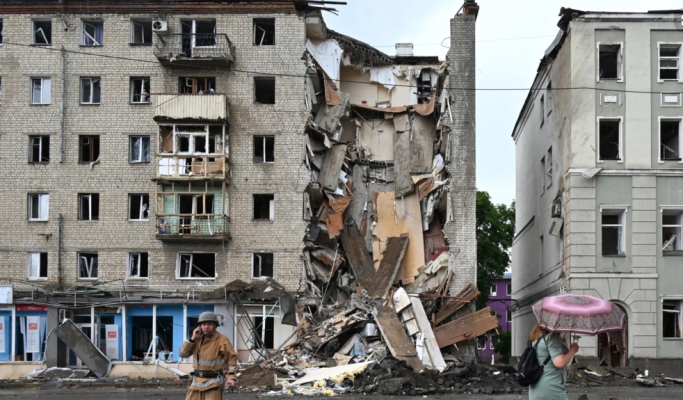 Rusia sulmon me raketë një shkollë dhe një objekt banimi në Kharkiv