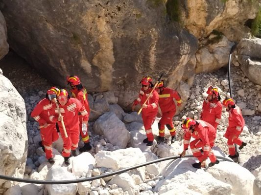 Zjarri në Malin e Çikës, reagon Ministria e Mbrojtjes: Vihen nën kontroll flakët nga drejtimi i Palasës, vijon puna…