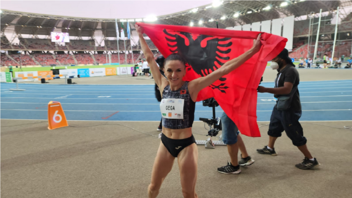 Luiza Gega medlaje ari në Algjeri/ Vendos rekord kombëtar, organizatorët ngatërrojnë himnin shqiptar