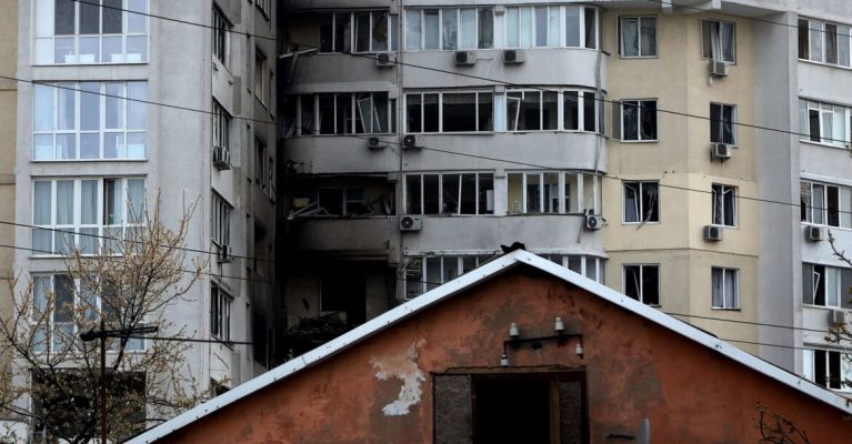 Rusia bombardon Odesën, raketat bien mbi një kompleks banimi, 18 viktima