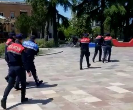 Ngacmoi seksualisht dhe dhunoi me grushte një femër në sheshin ‘Skënderbej’/ Policia arreston 39-vjeçarin e rrezikshëm