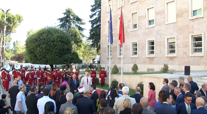Flamuri i BE ngrihet në selinë e Kryeministrisë pas çeljes së negociatave për anëtarësimin e Shqipërisë në BE