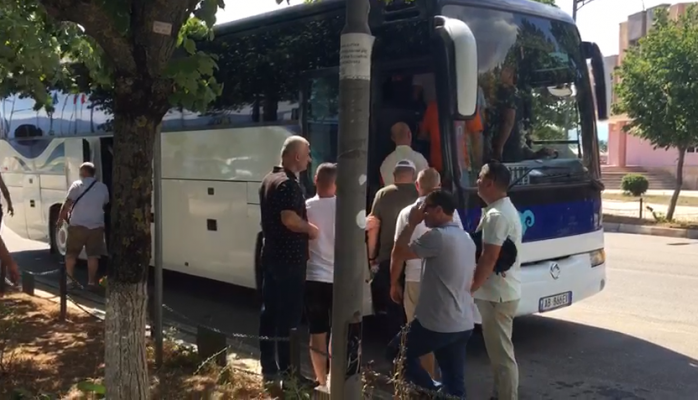 Protesta e thirrur nga Berisha/ Qytetarët nga jugu në veri nisen drejt Tiranës