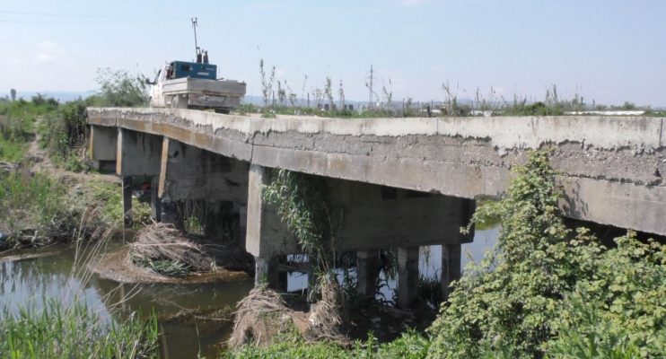 Ura drejt shembjes; rrezikohet jeta e qytetarëve në Patos