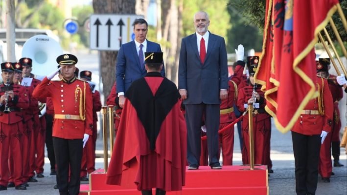Kryeministri spanjoll mbërrin në Tiranë, pritet me ceremoni zyrtare nga Rama