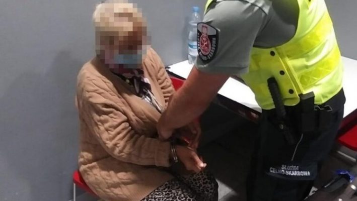 Çuditen doganierët në Varshavë/ E moshuara 81-vjeçare kapet në aeroport me 5 kg heroinë në valixhe