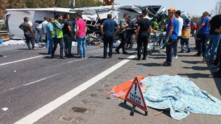 Aksident tragjik me 16 viktima në Turqi/ Autobusi përplaset me zjarrëfikësen dhe ambulancën