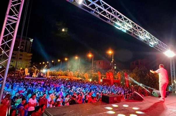 Maratona Këngë Moj “ndez” Lushnjën/ Qytetarët mbushin sheshin për të shijuar performancat e artistëve