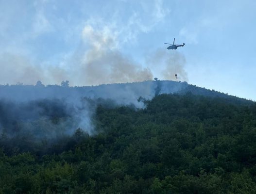 Situatë kritike në Selenicë/ Ministri I Mbrojtjes thirrje banorëve: Të evakuohen nëse kërkohet nga autoritetet