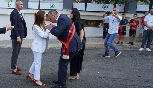 Foto-Lajm / Lefter Alla kopjon Ramën, i puth duart Luiza Gegës