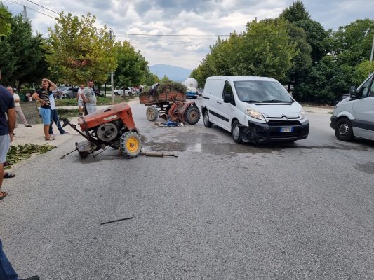 Mjeti bujqësor i pret rrugën furgonit, dy fëmijë përplasen tek xhami