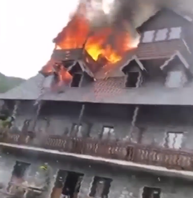 Video- Zjarr në Theth/ Shkrumbohet bujtina në qendër të fshatit turistik