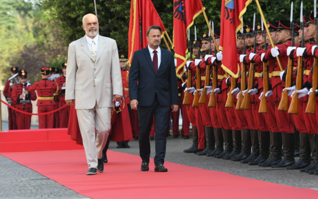 Kryeministri i Luksenburgut mbërrin në Tiranë/ Pritet me ceremony zyrtare nga Rama