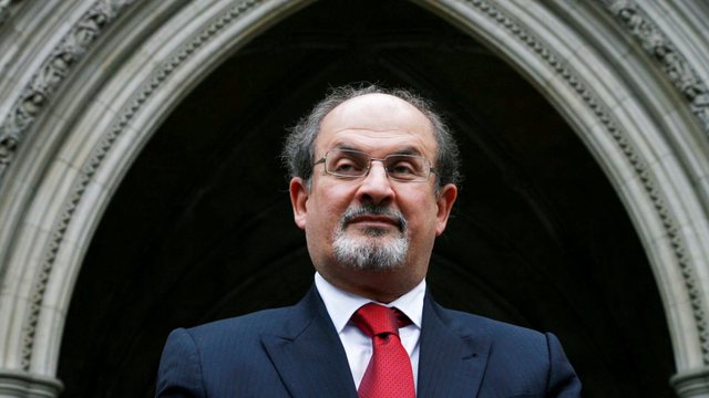 Teherani fajëson shkrimtarin Rushdie për sulmin ndaj tij