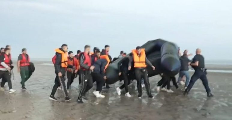 Video- Pamje të trishta/ Policia franceze “pret ëndrrat” e shqiptarëve, u çan gomonen dhe i shpërndan me spraj