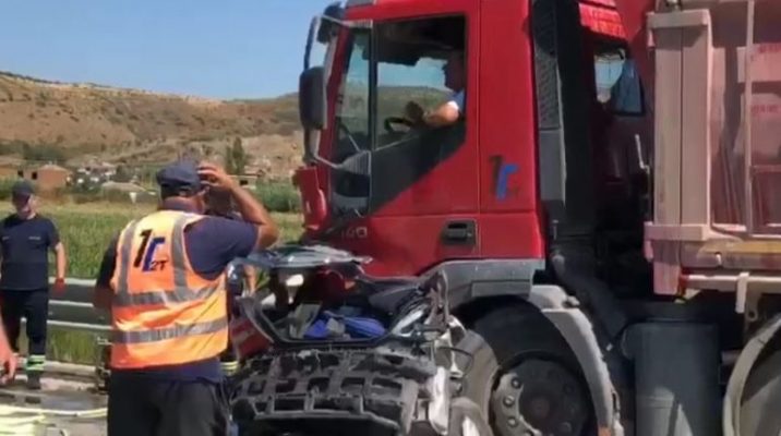 Makina ‘petë’ poshtë kamionit/ Policia: Dyshohet për viktimë të dytë