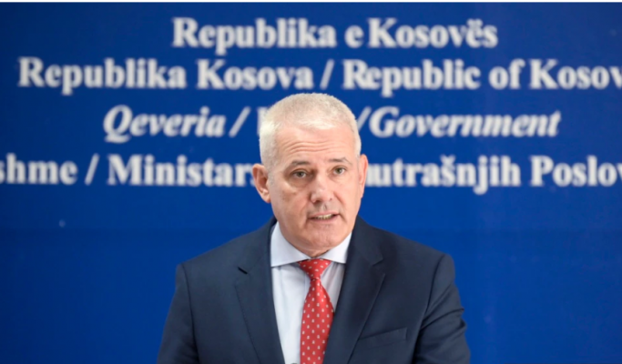 Ministri Sveçla për sulmet në veri: Grupet ilegale serbe po përpiqen të pengojnë punën tonë
