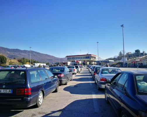 Fluks i madh në Kakavijë; shqiptarët kthehen për pushime