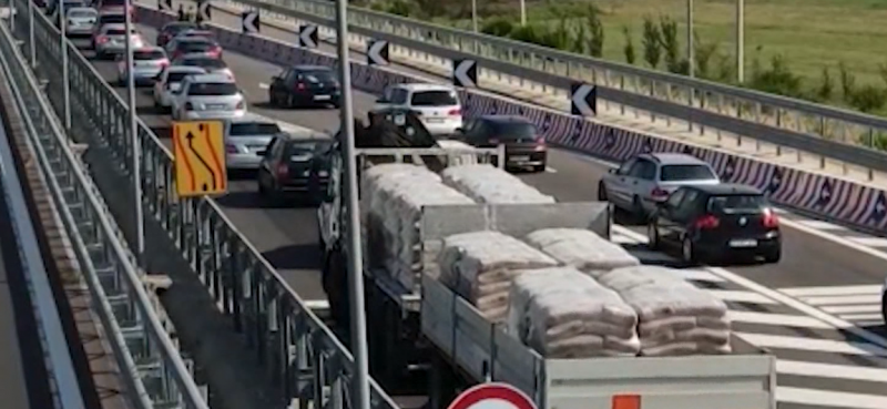Trafik i rënduar në Milot/ Pushuesit nga Kosova dynden drejt Shqipërisë
