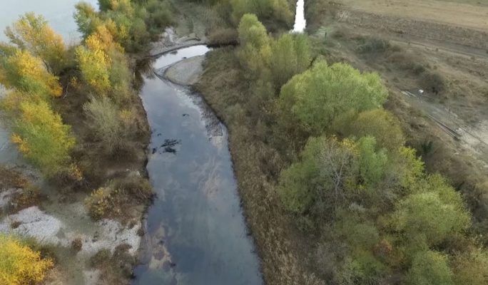 Ndotje alarmante nga nafta/ Mbetjet hidrokarbure përfundojnë në lumin Vjosë