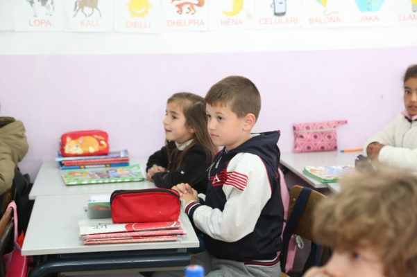Ministrja Kushi ndan lajmin e mirë/ Shtohen edhe 150 shkolla në projektin “Bëjmë Detyrat e Shtëpisë”