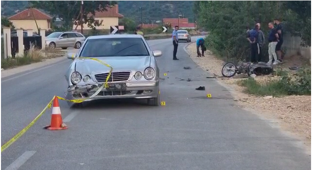 Pamjet nga aksidenti në Pogradec/ Automjeti u përplas me motorin, plagosen rëndë babë e bir