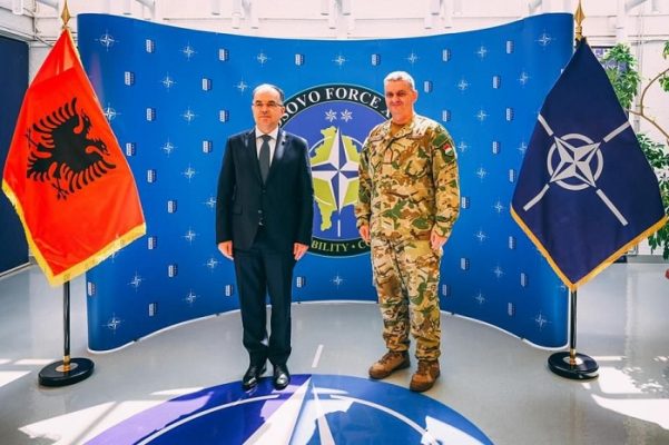 Presidenti Begaj pritet nga komandati i KFOR: “Rendi kushtetues i Kosovës nuk duhet cënuar”