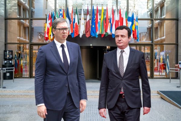 Çështja e targave/ Kurti dhe Vuçiç takohen sot në Bruksel