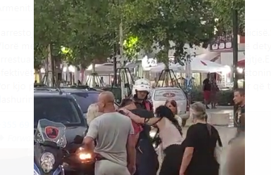 Video- Policia i arreston të dashurin/ E reja konfliktohet fizikisht me efektivët
