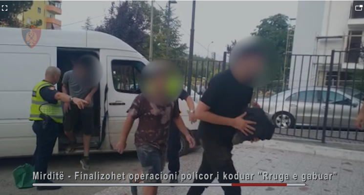 Po transportonte 31 emigrantë kundrejt pagesës 900 euro për person/ Arrestohet kosovari në autostradën Milot-Lezhë