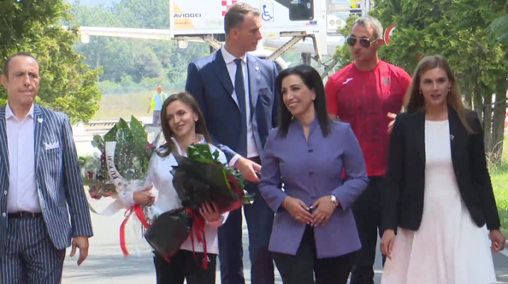Luiza Gega pritet me ceremoni në Rinas; të martën parakalim në bulevardin para kryeministrisë