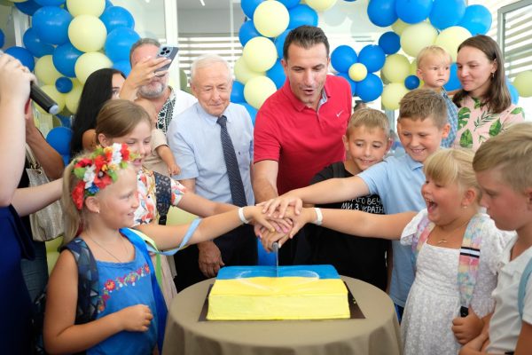 Veliaj surprizon fëmijët ukrainas me dhurata: Tirana do ndihmojë në rindërtimin e shkollave, kopshteve dhe çerdheve në Ukrainë”