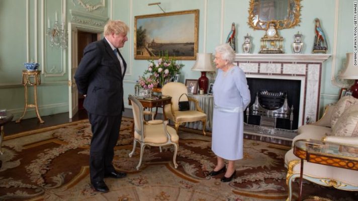 Për herë të parë/ Mbretëresha nuk do të presë në Londër kryeministrin e ri të Mbretërisë së Bashkuar