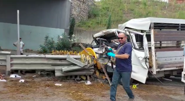 Aksidentet përgjakin Tiranën/ Kamionçina përplaset me barrierat e rrugës, vdes shoferi