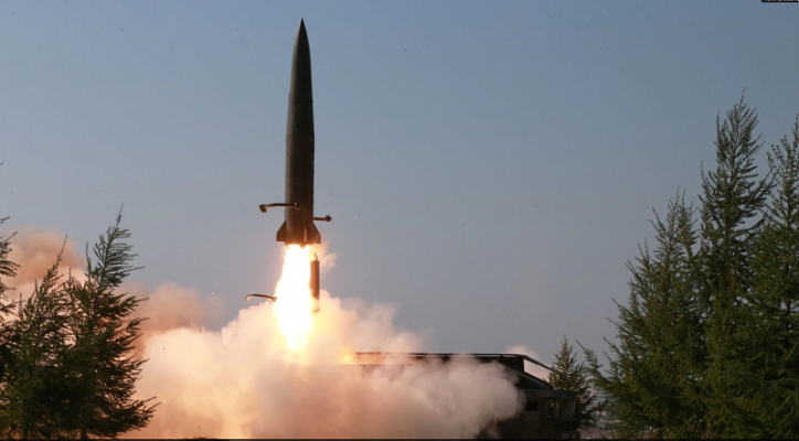 Koreja e Veriut lëshon dy raketa