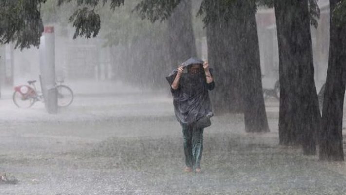 Rrebeshe shiu në kryeqytet/ Vështirësohet qarkullimi i mjeteve në disa rrugë