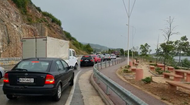 Aksidenti në aksin Korçë-Pogradec shkakton rradhë të gjata automjetesh/ Një nga turistët në gjendje të rëndë