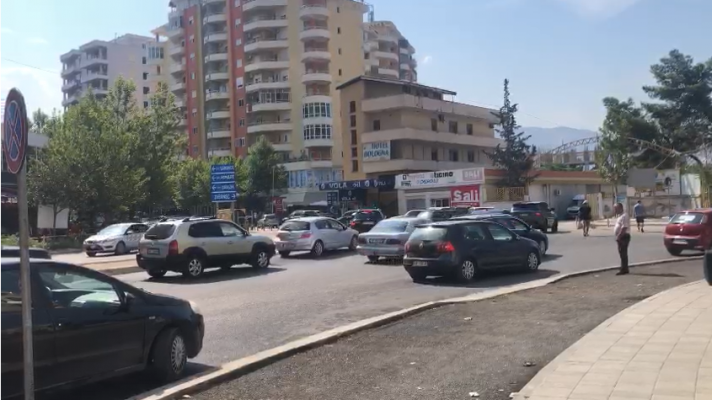 Sezoni veror/ Trafik i dendur në Vlorë, bllokohen disa akse rrugore