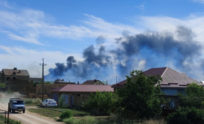Shpërthime të forta në një bazë ajrore ruse në Krime