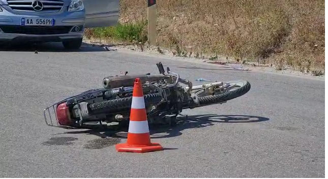 Aksident në Vlorë/ “Benzi” përplas motorin në Babicë, në gjendje të rëndë drejtuesi (Video)