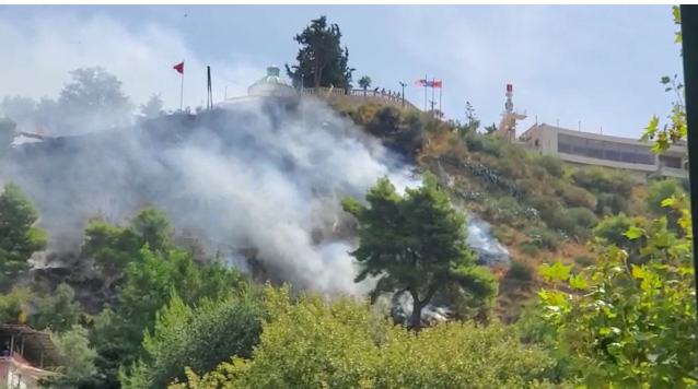 Zjarr në vendin e shenjtë në Vlorë/ Kuzum Baba përfshihet nga flakët, rrezikohen edhe banesa