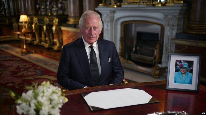 Mbreti Charles premton se do t’i shërbejë kombit në gjurmët e mbretëreshës Elizabeth