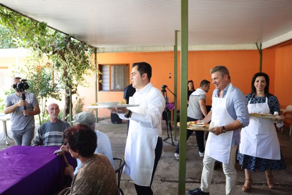 Gjiknuri dhe Llatja shërbejnë drekën për njerëzit në nevojë në Elbasan: Qeveria paketë për mbështetjen ekonomike