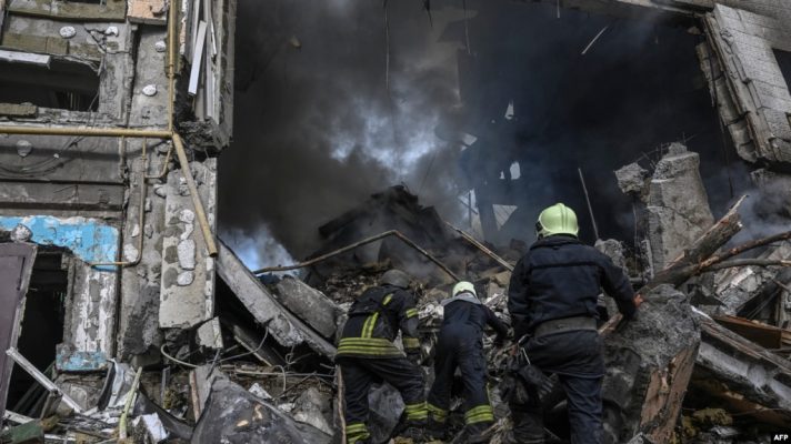 Britania: Moska zgjeron sulmet ndaj objektivave civile në Ukrainë