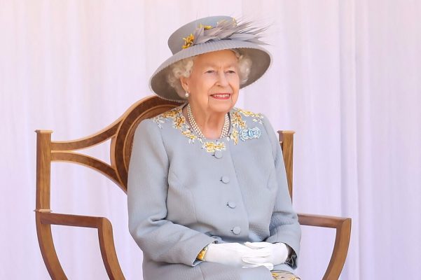Mbretëresha Elizabeth ikonë e stilit; kurrë pa buzëkuq në 70 vite, mijëra kapele dhe aksesorët e trashëguar ndër shekuj