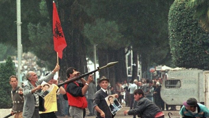 24 vite nga “14 shtatori”/ Sali Berisha tentoi një grusht shteti gjatë ceremonisë mortore të Azem Hajdarit
